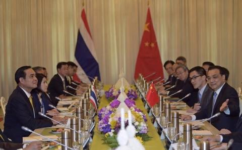 Thailand's Prime Minister Prayuth Chan-ocha (L) listens as China's Premier Li Keqiang (R) speaks during a meeting at the Government House in Bangkok, December 19, 2014. PHOTO BY REUTERS/Pornchai Kittiwongsakul