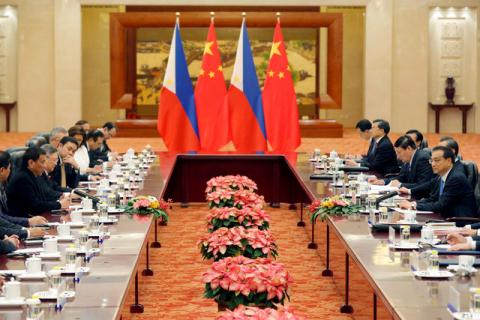 Chinese Premier Li Keqiang (R) and Philippines President Rodrigo Duterte (L) attend a meeting at the Great Hall of the People in Beijing, China, October 20, 2016. PHOTO BY REUTERS/Wu Hong