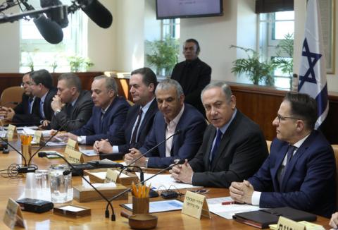 Israeli Prime Minister Benjamin Netanyahu (2nd R) attends a weekly cabinet meeting in Jerusalem, February 19, 2017. PHOTO BY REUTERS/Dan Balilty