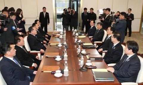 South and North Korean delegations attend their meeting at the truce village of Panmunjom in the demilitarised zone separating the two Koreas, South Korea, January 9, 2018. PHOTO BY REUTERS/Yonhap