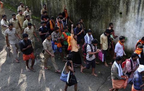 Policemen escort members of the Hindu groups to Pampa base camp, to prevent them from clashing with women of menstrual age entering Sabarimala temple for the first time in centuries, in Pathanamthitta district in the southern state of Kerala, India, October 18, 2018. PHOTO BY REUTERS/Sivaram V