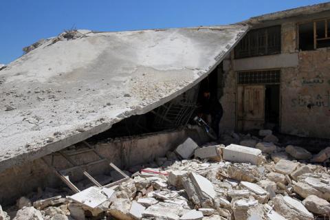 Men salvage a motorbike amid the damage from inside a medical point at a site hit by airstrikes on Tuesday, in the town of Khan Sheikhoun in rebel-held Idlib, Syria, April 5, 2017. PHOTO BY REUTERS/Ammar Abdullah