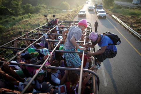 Migrants, part of a caravan of thousands from Central America en route to the United States, hitchhike on a truck along the highway to Arriaga from Pijijiapan, Mexico, October 26, 2018. PHOTO BY REUTERS/Ueslei Marcelino