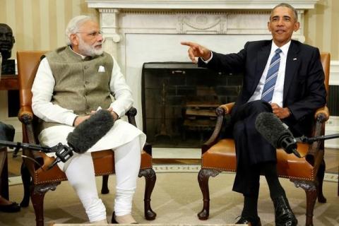 U.S. President Barack Obama (R) encourages reporters to spread out and fill the room as he and India's Prime Minister Narendra Modi finish their meeting in the Oval Office at the White House in Washington, U.S., June 7, 2016. PHOTO BY REUTERS/Jonathan Ernst
