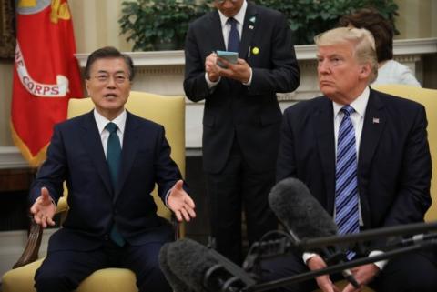 U.S. President Donald Trump (R) meets with South Korean President Moon Jae-in in the White House Oval Office in Washington, U.S., June 30, 2017. PHOTO BY REUTERS/Carlos Barria