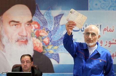 Mostafa Mirsalim, Iranian former minister of culture, holds his document as he registers his candidacy for presidential elections at the Interior Ministry in central Tehran, Iran, April 11, 2017. PHOTO BY REUTERS/Tasnim News Agency