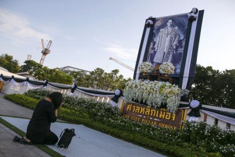 A mourner pays her respect to a picture of Thailand's late King Bhumibol Adulyadej at the City Pilar Shrine near the Grand Palace in Bangkok, Thailand, October 20, 2016. PHOTO BY REUTERS/Athit Perawongmetha