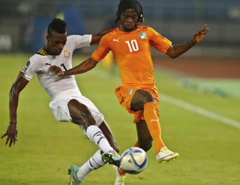 Ghana's Mubarak Wakaso (L) challenges Ivory Coast's Gervinho during the final of the 2015 African Cup of Nations soccer tournament in Bata, February 8, 2015. PHOTO BY REUTERS/Mike Hutchings 