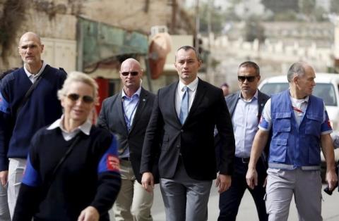 Nickolay Mladenov, the United Nations Secretary-General Special Representative to the Middle East (3rd R), looks at Israeli soldiers during his visit to the West Bank city of Hebron, November 4, 2015. PHOTO BY REUTERS/Mussa Qawasma