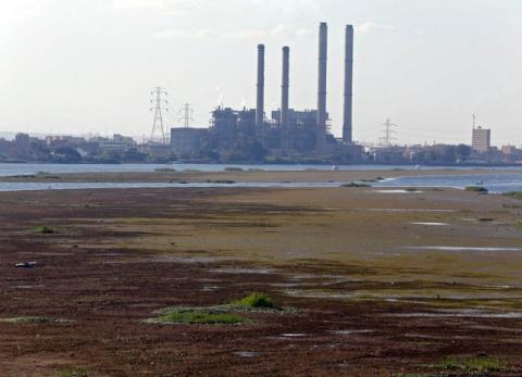 A boat is seen stranded in the mud at low tide on the River Nile in front of a South Cairo Electricity Distribution Company power station in Cairo, Egypt, November 23, 2017. PHOTO BY REUTERS/Amr Abdallah Dalsh