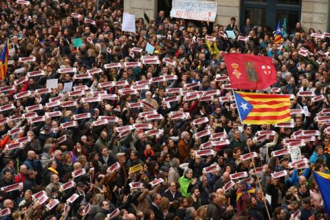 Protesters hold up banners reading "Freedom Political Prisoners, We are a Republic" at a demonstration in front of the regional government headquarters a partial regional strike in Barcelona, Spain, November 8, 2017. PHOTO BY REUTERS/Albert Gea