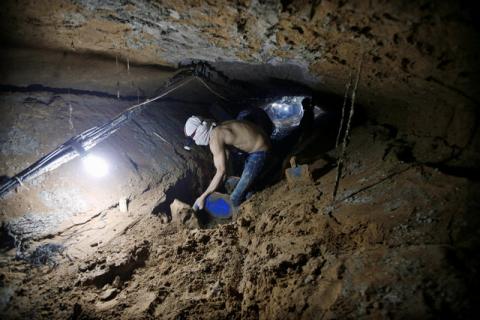 A Palestinian worker repairs a smuggling tunnel after it was flooded by Egyptian security forces, beneath the border between Egypt and southern Gaza Strip, November 2, 2015. PHOTO BY REUTERS/Mohammed Salem