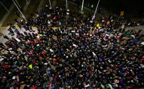 People gather to protest against the travel ban imposed by U.S. President Donald Trump's executive order, at O'Hare airport in Chicago, Illinois, U.S., January 28, 2017. PHOTO BY REUTERS/Kamil Krzaczynski
