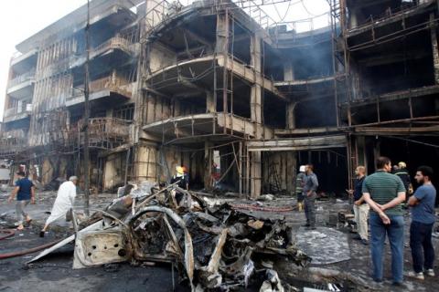 People gather at the site of a suicide car bomb in the Karrada shopping area, in Baghdad, Iraq, July 3, 2016. PHOTO BY REUTERS/Khalid al Mousily