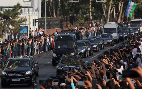 People stand along a road to pay the tribute to the memory of Uzbek late President Islam Karimov as a mourning motorcade drive by in Tashkent, Uzbekistan, September 3, 2016. PHOTO BY REUTERS/Muhammadsharif Mamatkulov