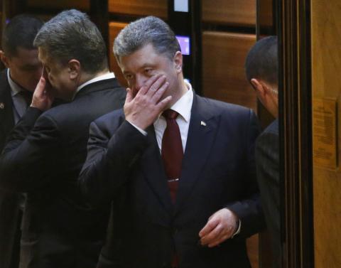 Ukrainian President Petro Poroshenko stands in an elevator after peace talks on resolving the Ukrainian crisis in Minsk, February 12, 2015. PHOTO BY REUTERS/Vasily Fedosenko