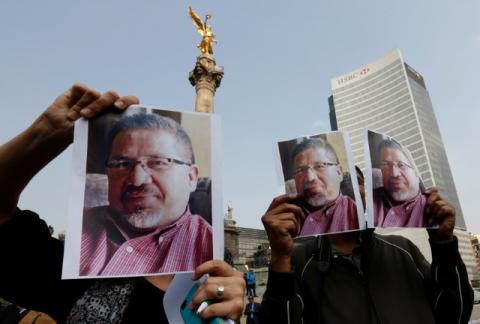 Journalists and photographers hold up pictures of journalist Javier Valdez during a demonstration against his killing and for other journalists who were killed in Mexico, at the Angel of Independence monument in Mexico City, Mexico, May 16, 2017. PHOTO BY REUTERS/Henry Romero