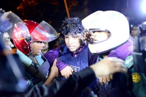 An injured member of the police personnel is carried away by his colleagues, after gunmen stormed a restaurant popular with expatriates in the diplomatic quarter of the Bangladeshi capital, in Dhaka, July 1, 2016. PHOTO BY REUTERS/Mahmud Hossain