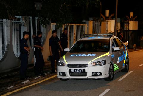 Police arrive outside former prime minister Najib Razak's residence in Kuala Lumpur, Malaysia, May 16, 2018. PHOTO BY REUTERS/Lai Seng Sin