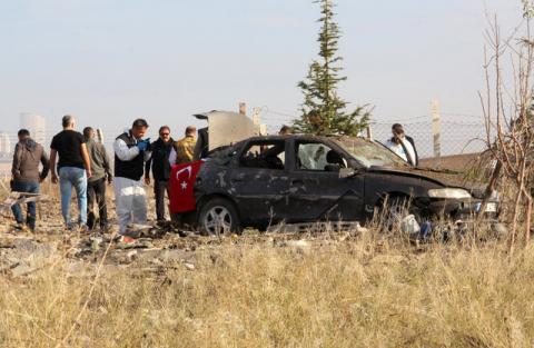 Police forensic experts examine a car after a blast detonated by two militants, in the countryside of Haymana near Ankara, Turkey, October 8, 2016. PHOTO BY REUTERS/Stringer