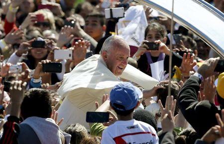 Pope Francis greets people as he leaves after celebrating a Mass at the Cristo Redentor square in Santa Cruz, Bolivia July 9, 2015. REUTERS/Mariana Bazo