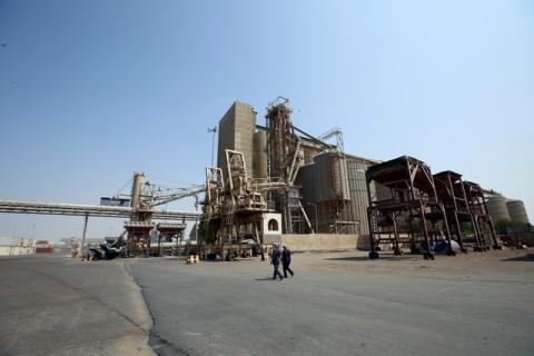 Workers walk at the Red Sea port of Hodeida, Yemen, November 7, 2017. PHOTO BY REUTERS/Abduljabbar Zeyad