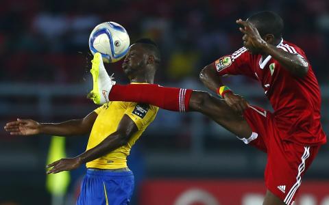 Prince Oniangue (R) of Congo is challenged by Gabon's Levy Madinda during their Group A soccer match of the 2015 African Cup of Nations in Bata, January 21, 2015. PHOTO BY REUTERS/Amr Abdallah Dalsh