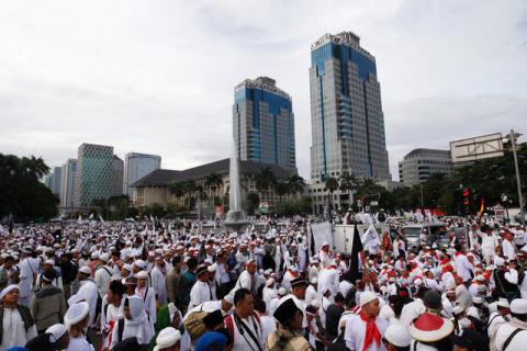 Indonesian Muslims gather to attend a rally calling for the arrest of Jakarta's Governor Basuki Tjahaja Purnama, popularly known as Ahok, who is accused of insulting the Koran, in Jakarta, Indonesia December 2, 2016. PHOTO BY REUTERS/Darren Whiteside