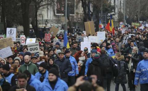People demonstrate against a cabinet decree passed earlier in the week decriminalising some graft offences, in Bucharest, Romania, February 4, 2017. PHOTO BY REUTERS/Stoyan Nenov