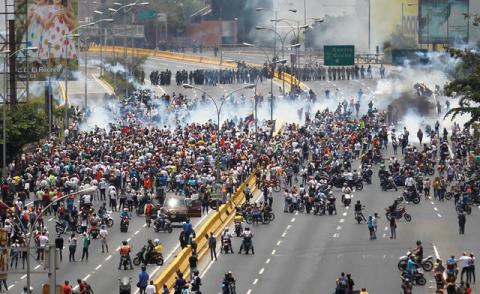 Demonstrators clash with riot police while ralling against Venezuela's President Nicolas Maduro's government in Caracas, Venezuela, April 10, 2017. PHOTO BY REUTERS/Christian Veron