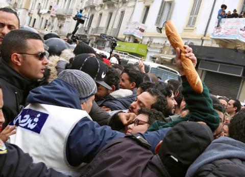 Tunisian protesters clash with riot police during demonstrations against rising prices and tax increases, in Tunis, Tunisia, January 12, 2018. PHOTO BY REUTERS/Zoubeir Souissi