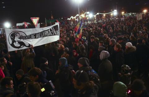 Participants of an alternative rally hold a banner reading 'Refugee welcome.de' as they protest against a demonstration called by anti-immigration group PEGIDA, a German abbreviation for "Patriotic Europeans against the Islamization of the West", in Dresden, December 22, 2014. PHOTO BY REUTERS/Hannibal Hanschke