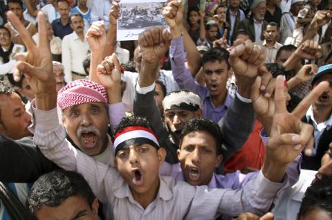 Anti-Houthi protesters shout slogans during a demonstration against the Shi'ite Muslim militia group in the southwestern city of Taiz, February 14, 2015. PHOTO BY REUTERS/Mohamed al-Sayaghi