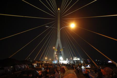 Anti-government protesters camp on Rama VIII bridge in Bangkok
