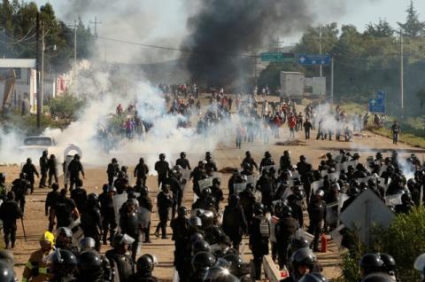Protesters from the National Coordination of Education Workers (CNTE) teachers’ union clash with riot police officers during a protest against President Enrique Pena Nieto's education reform, in the town of Nochixtlan, northwest of the state capital, Oaxaca City, Mexico, June 19, 2016. PHOTO BY REUTERS/Jorge Luis Plata
