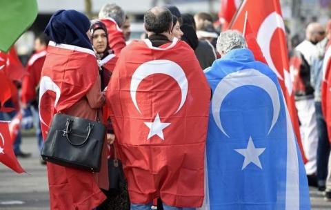 Pro-Turkish protestors wearing Turkish flags take part in a demonstration in Hamburg, April 10, 2016. PHOTO BY REUTERS/Fabian Bimmer