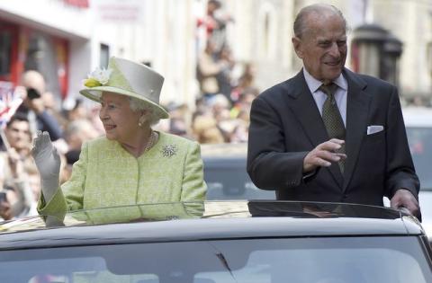 Britain's Queen Elizabeth and Prince Philip are driven past well-wishers during celebrations for the Queen's 90th birthday, in Windsor, Britain, April 21, 2016. PHOTO BY REUTERS/Toby Melville