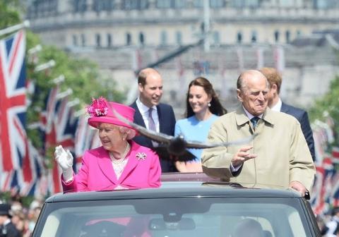 A pigeon flies ahead of Britain's Queen Elizabeth and Prince Philip, and Princes William Harry and Kate Duchess of Cambridge behind as they wave to guests attending the Patron's Lunch on the Mall, an event to mark her 90th birthday, in London, June 12, 2016. PHOTO BY REUTERS/Toby Melville