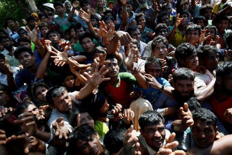 Rohingya refugees strech their hand for relief supplies given by local people in Cox’s Bazar, Bangladesh, September 16, 2017. PHOTO BY REUTERS/Mohammad Ponir Hossain