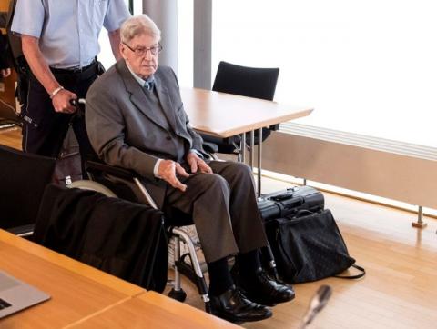 Defendant Reinhold Hanning, a 94-year-old former guard at Auschwitz death camp, arrives in a courtroom before the continuation of his trial in Detmold, Germany, May 20, 2016. PHOTO BY REUTERS/Bernd Thissen