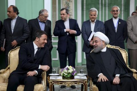 Iran's President Hassan Rouhani (R) and Italian Prime Minister Matteo Renzi attend a ceremony to sign deals in Tehran, Iran, April 12, 2016. PHOTO BY REUTERS/President.ir