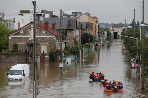 Rescue workers from the French "Securite Civile" on small boats attend an evacuation operation for residents of the edge of the Seine River in Juvisy-sur-Orge, near Paris, France, June 3, 2016 after days of almost non-stop rain caused flooding in the country. PHOTO BY REUTERS/Christian Hartmann