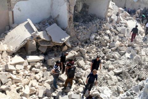 Residents look for survivors amidst the rubble after an airstrike on the rebel-held Old Aleppo, Syria, April 16, 2016. PHOTO BY REUTERS/Abdalrhman Ismail