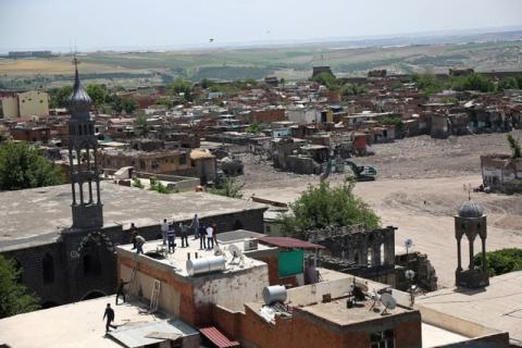 Residents look at buildings which were damaged during security operations and clashes between Turkish security forces and Kurdish militants, in Sur district of Diyarbakir, Turkey, May 22, 2016. PHOTO BY REUTERS/Sertac Kayar