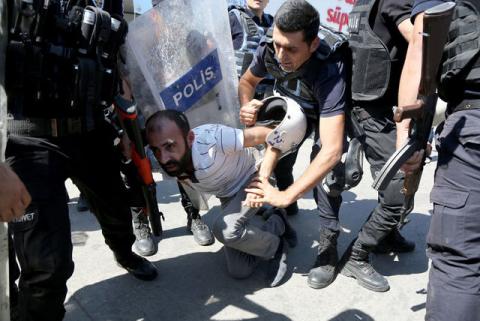 Riot police detain a demonstrator during a protest against the suspension of teachers from classrooms over alleged links with Kurdish militants, in the southeastern city of Diyarbakir, Turkey, September 9, 2016. PHOTO BY REUTERS/Sertac Kayar