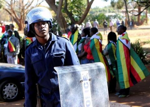 A Zimbabwean anti-riot police stand guard outside the Harare Magistrates court before the arrival of arrested Pastor Evan Mawarire, in the capital Harare, Zimbabwe, July 13, 2016. PHOTO BY REUTERS/Philimon Bulawayo