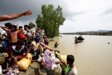 Rohingya refugees wait for boat to cross a canal after crossing the border through the Naf river in Teknaf, Bangladesh, September 7, 2017. PHOTO BY REUTERS/Mohammad Ponir Hossain