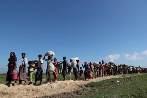 Rohingya refugees walk towards a refugee camp after crossing the border in Anjuman Para near Cox's Bazar, Bangladesh, November 19, 2017. PHOTO BY REUTERS/Mohammad Ponir Hossain