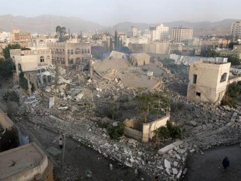 People walk past a building one day after air strikes destroyed it in Sanaa, Yemen, June 6, 2018. PHOTO BY REUTERS/Khaled Abdullah