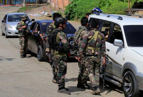Philippine National Police Special Action Force personnel man a checkpoint in Marawi city, as government troops continue their assault against insurgents from the Maute group, in Philippines, June 10, 2017. PHOTO BY REUTERS/Romeo Ranoco